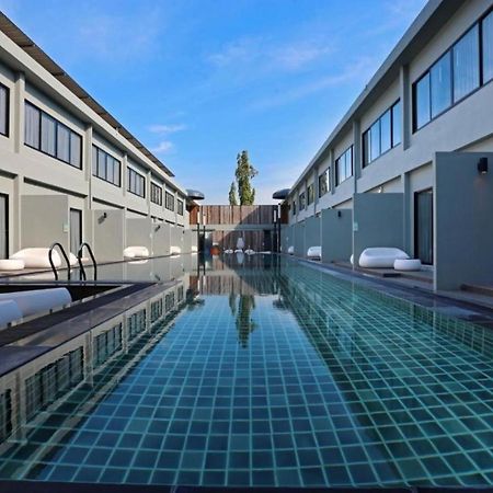 S Ratchada Leisure Hotel - Sha Plus Bangkok Eksteriør bilde The swimming pool at the hotel