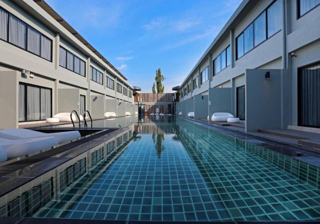 S Ratchada Leisure Hotel - Sha Plus Bangkok Eksteriør bilde The swimming pool at the hotel