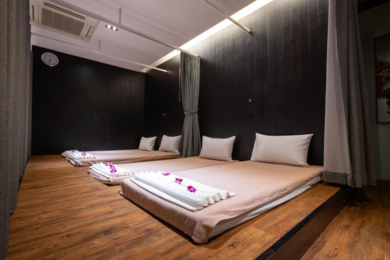 S Ratchada Leisure Hotel - Sha Plus Bangkok Eksteriør bilde Thai massage room