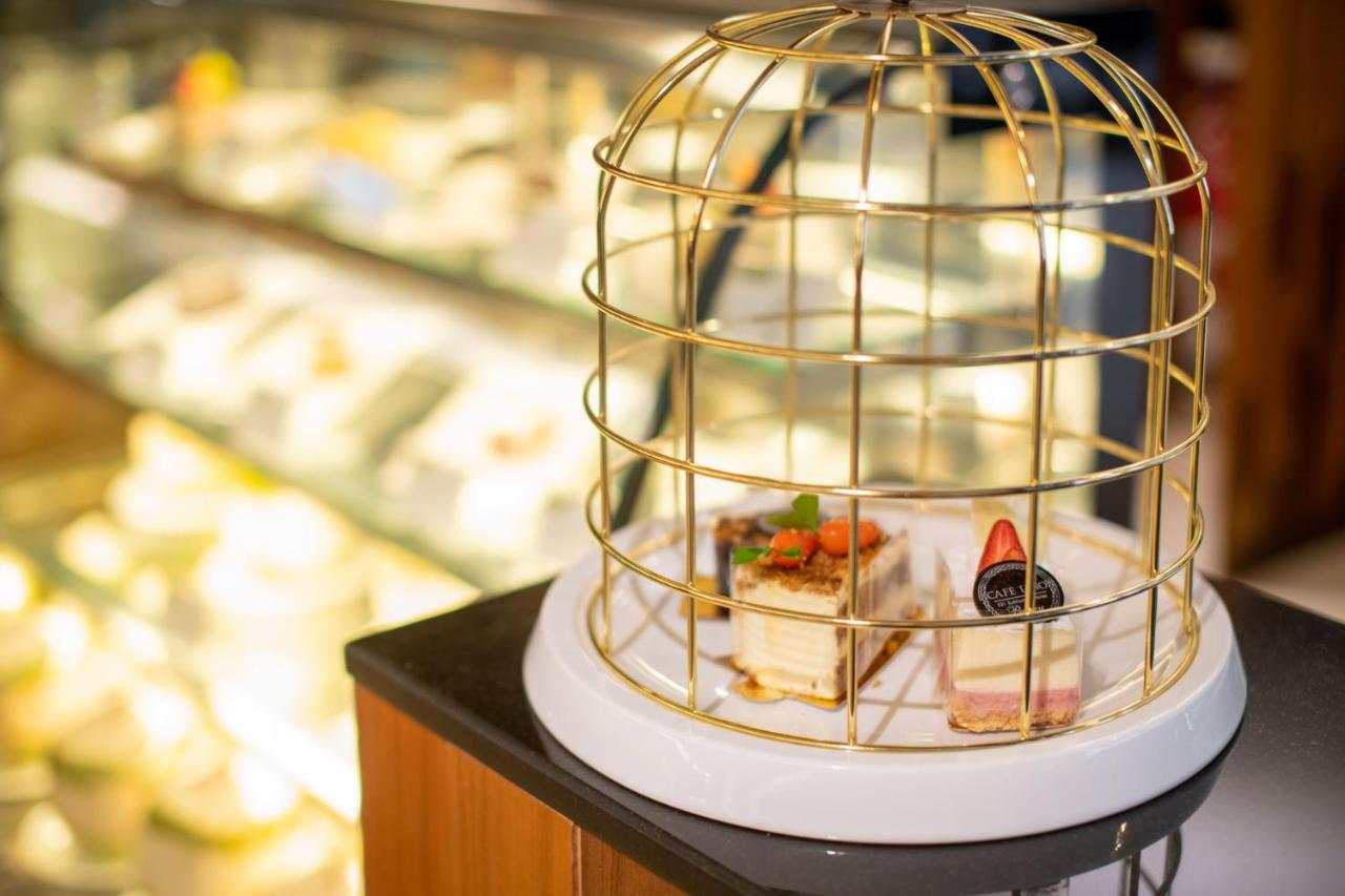 S Ratchada Leisure Hotel - Sha Plus Bangkok Eksteriør bilde A birdcage cake stand