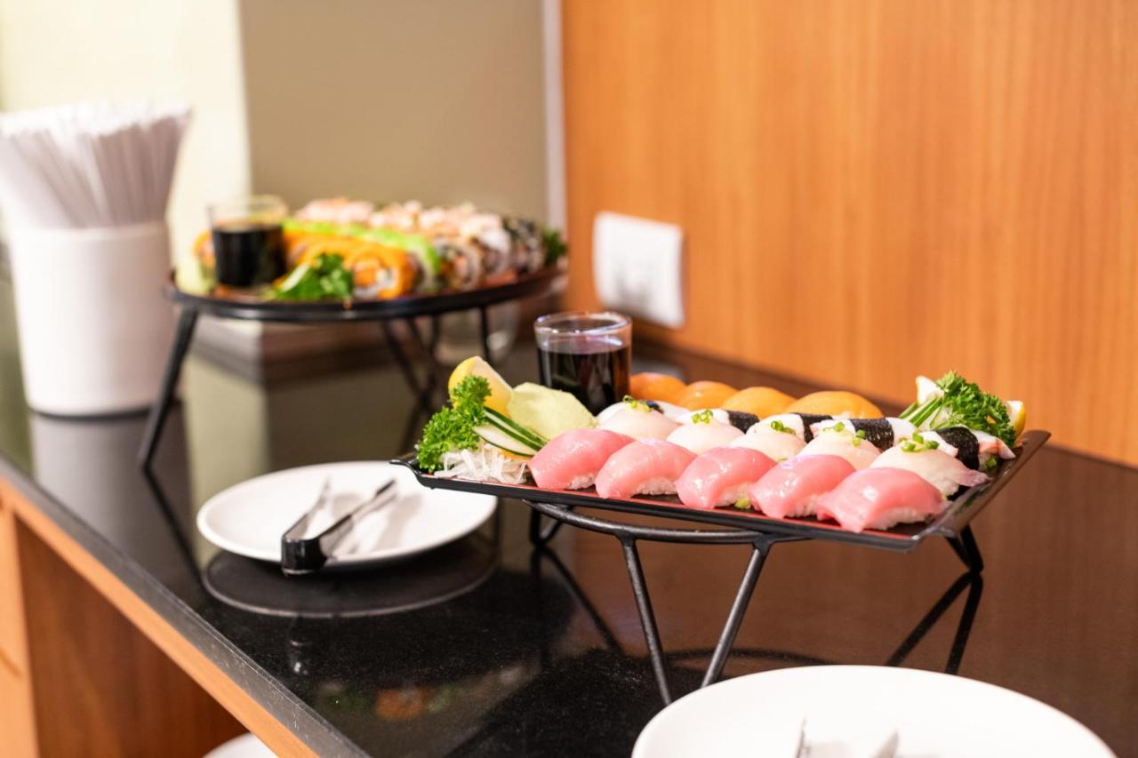S Ratchada Leisure Hotel - Sha Plus Bangkok Eksteriør bilde Sushi at a buffet