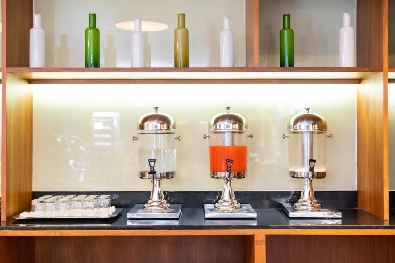 S Ratchada Leisure Hotel - Sha Plus Bangkok Eksteriør bilde Juice dispensers